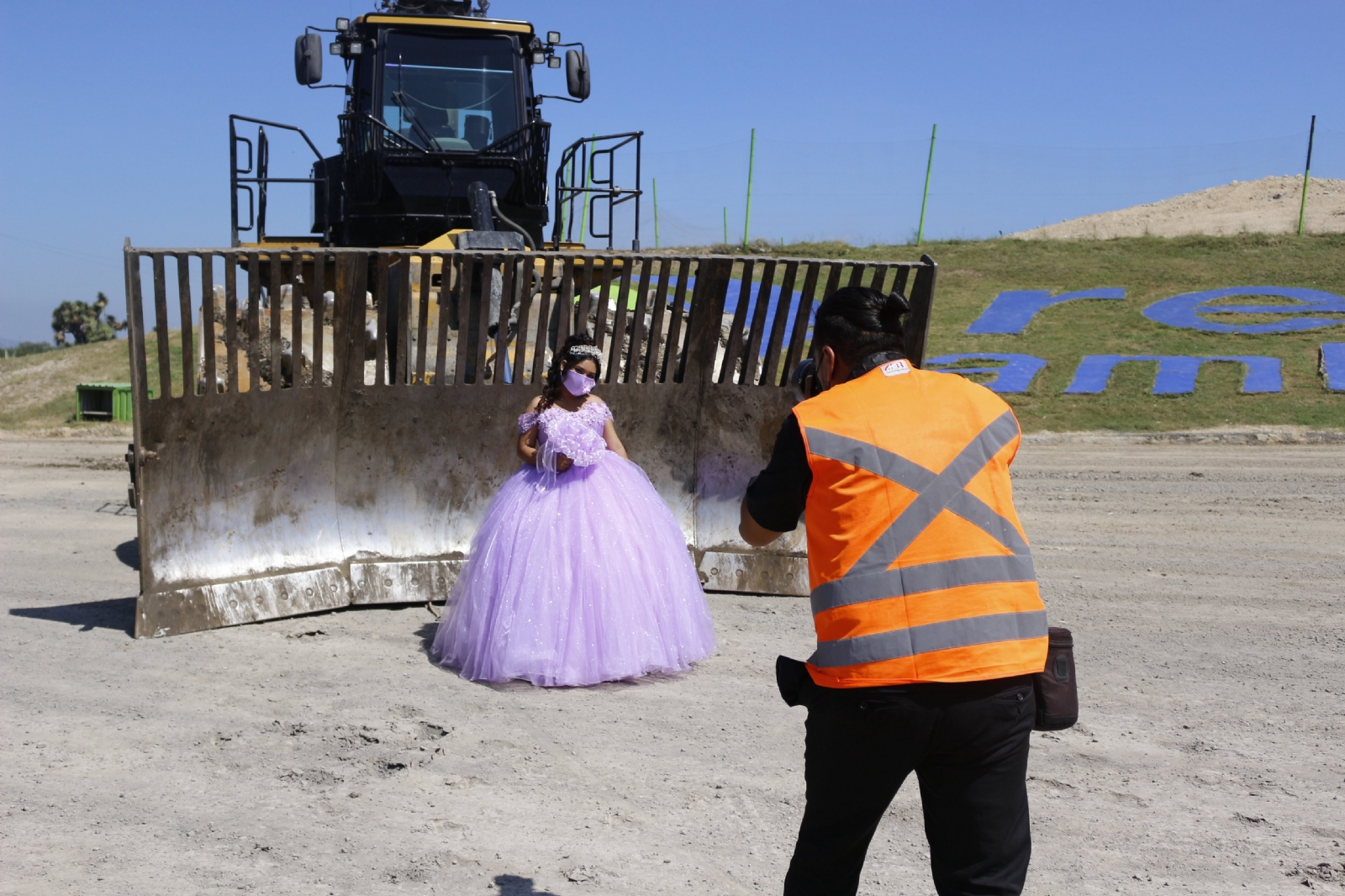 La decisión de querer realizar la sesión de fotos en un relleno sanitario fue porque su papá trabaja ahí La decisión de querer realizar la sesión de fotos en un relleno sanitario fue porque su papá trabaja ahí