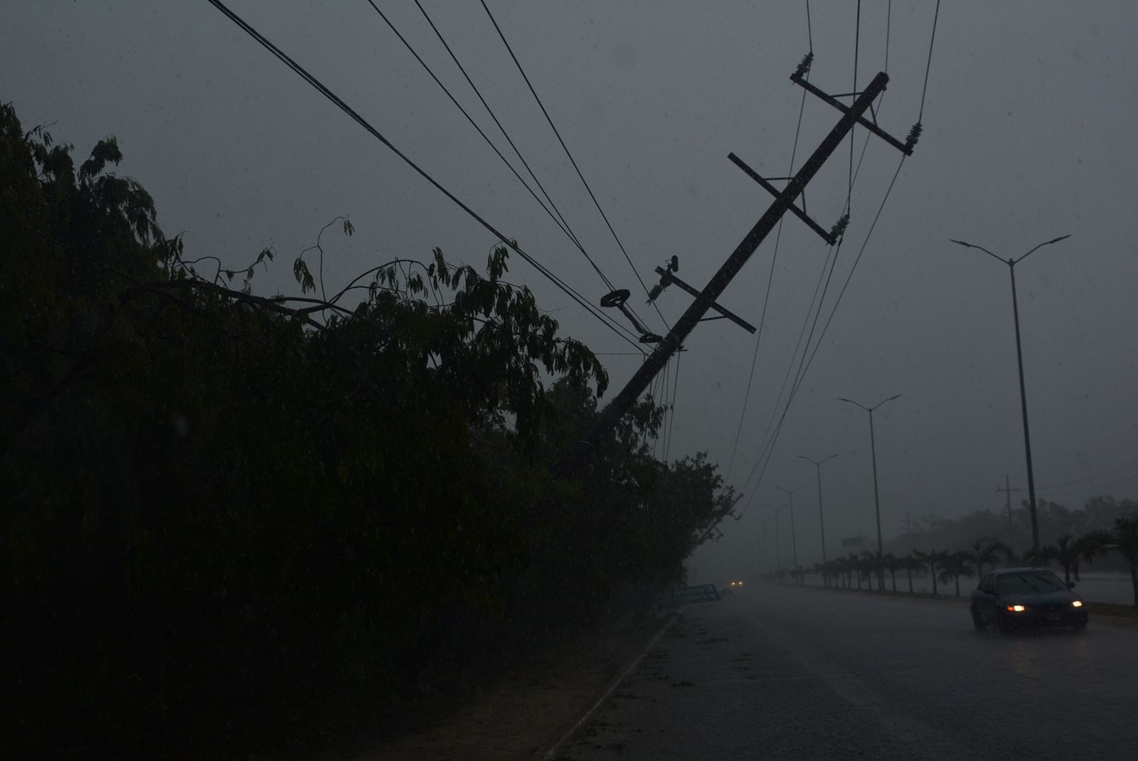 Así luce la carretera Cancún-Playa del Carmen tras el paso del Huracán Grace en Quintana Roo Así luce la carretera Cancún-Playa del Carmen tras el paso del Huracán Grace en Quintana Roo