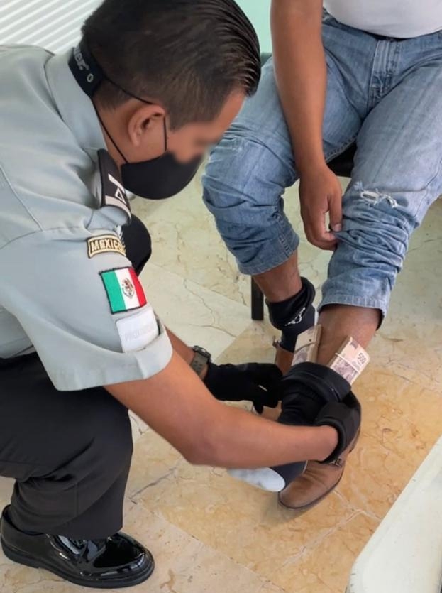 El detenido intentó ocultar los fajos de dinero bajo gruesas calcetas, pero fue detectado en lo rayos X