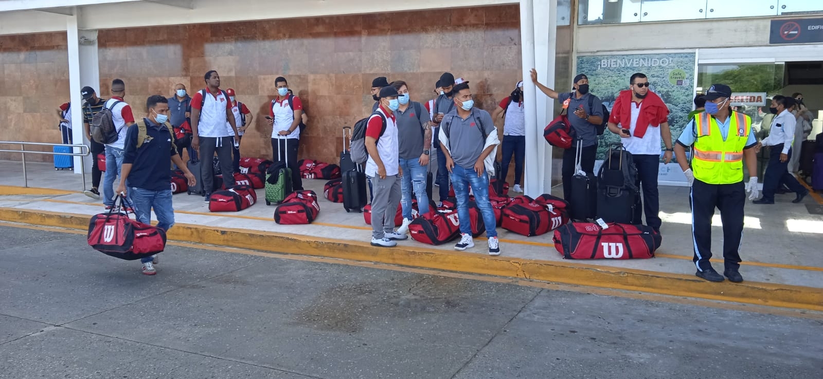 Más de 65 personas del contingente de Diablos de México arribaron a la capital campechana Más de 65 personas del contingente de Diablos de México arribaron a la capital campechana