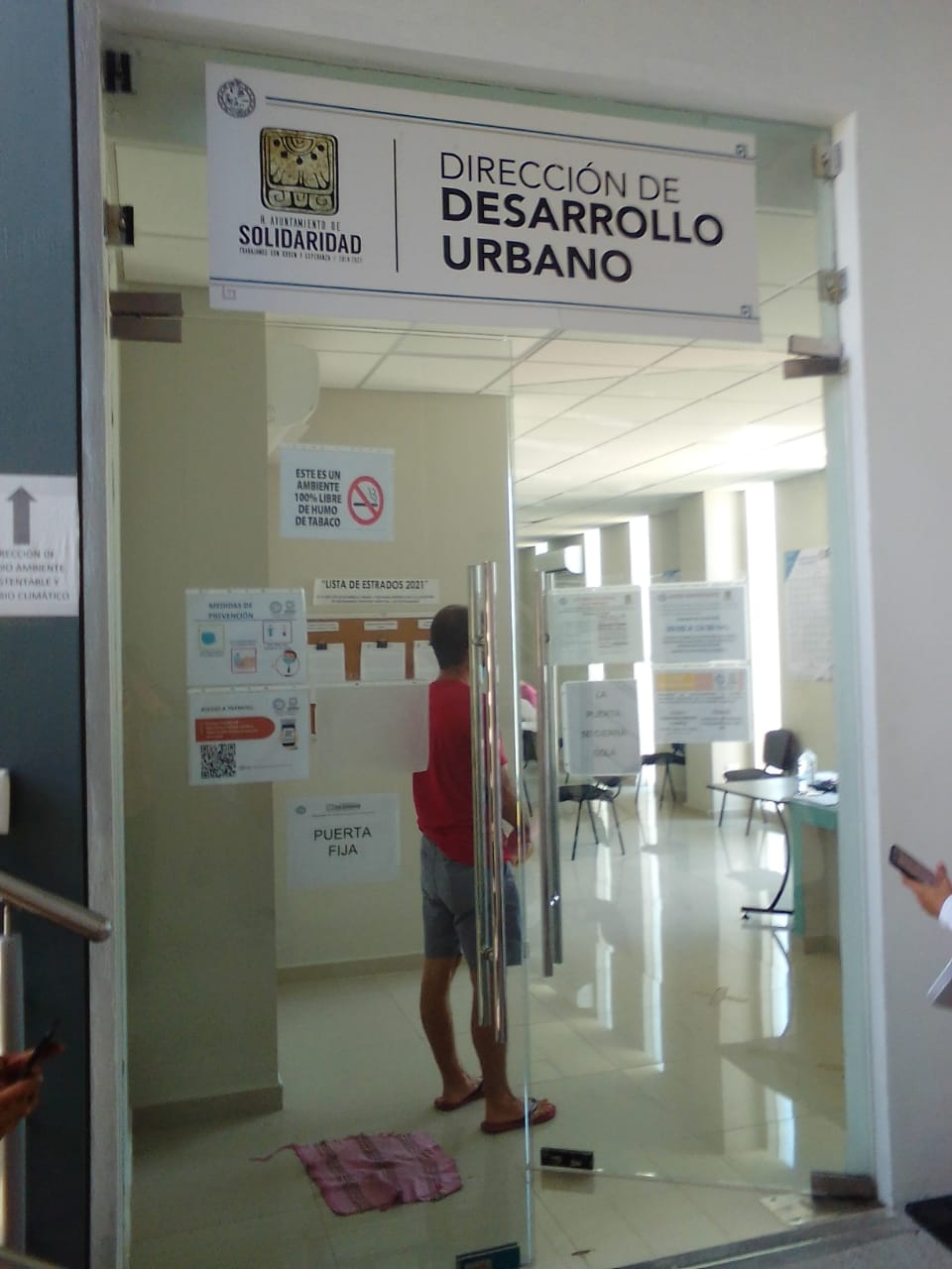 Las autoridades de la FGE Quintana Roo realizaron el operativo a puerta cerrada, aunque los empleados trabajan de manera normal