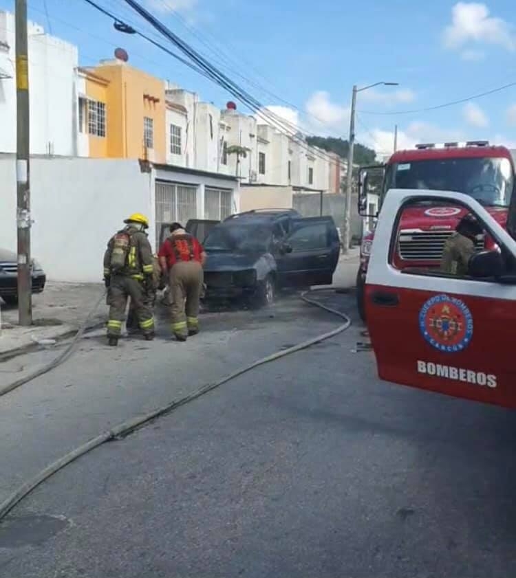 Camioneta se incendia en la región 248 de Cancún, Quintana Roo