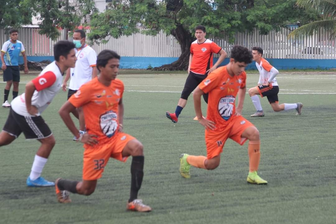 Las labores continuaron inmediatamente con el primer entrenamiento del equipo bajo la mirada de su nuevo entrenador