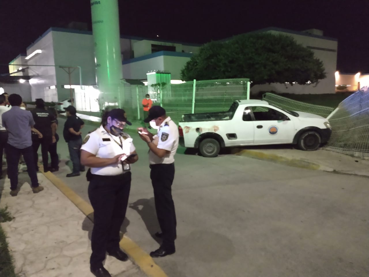Guardias de seguridad del hospital, fueron quienes dieron aviso a las autoridades Guardias de seguridad del hospital, fueron quienes dieron aviso a las autoridades