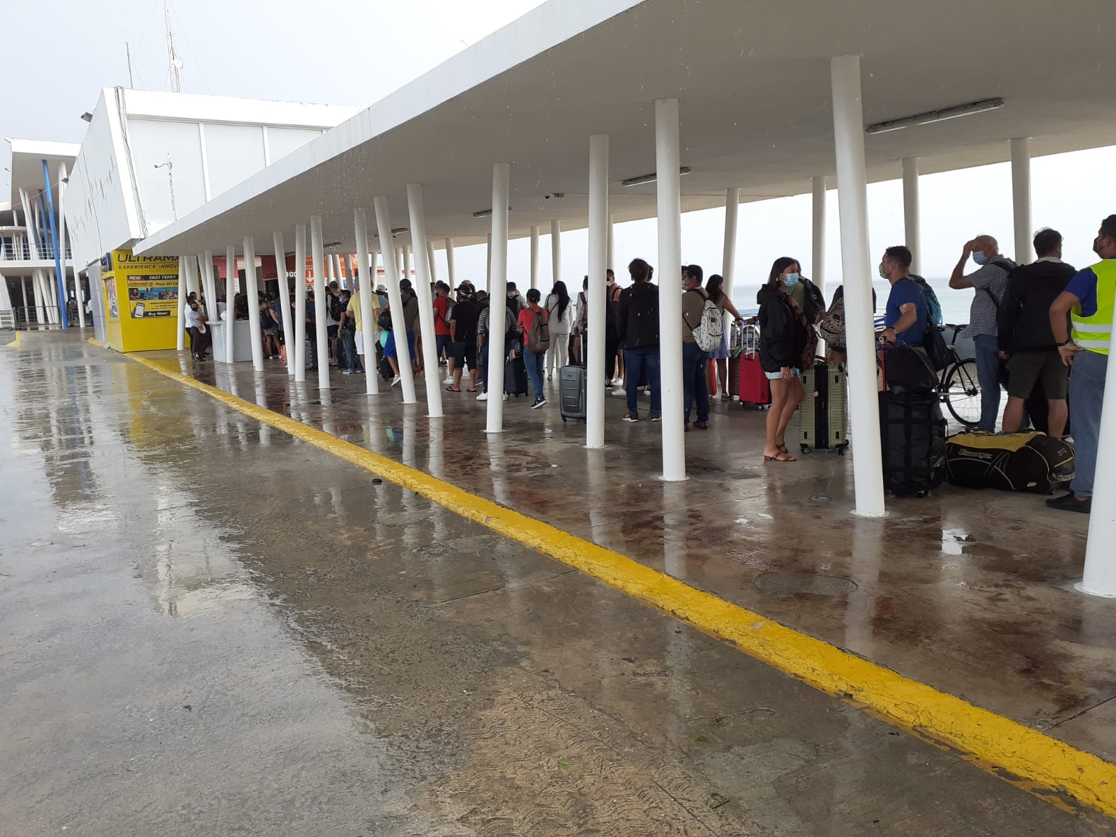 Los visitantes y habitantes de Cozumel acudieron al Muelle San Miguel para adquirir un boleto y cruzar a Playa del Carmen