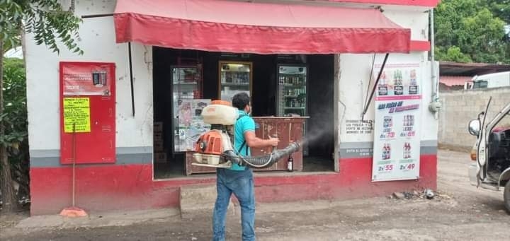 Integrantes de la Canaco Servytur de Javier Rojo Gómez desinfectan comercios Integrantes de la Canaco Servytur de Javier Rojo Gómez desinfectan comercios