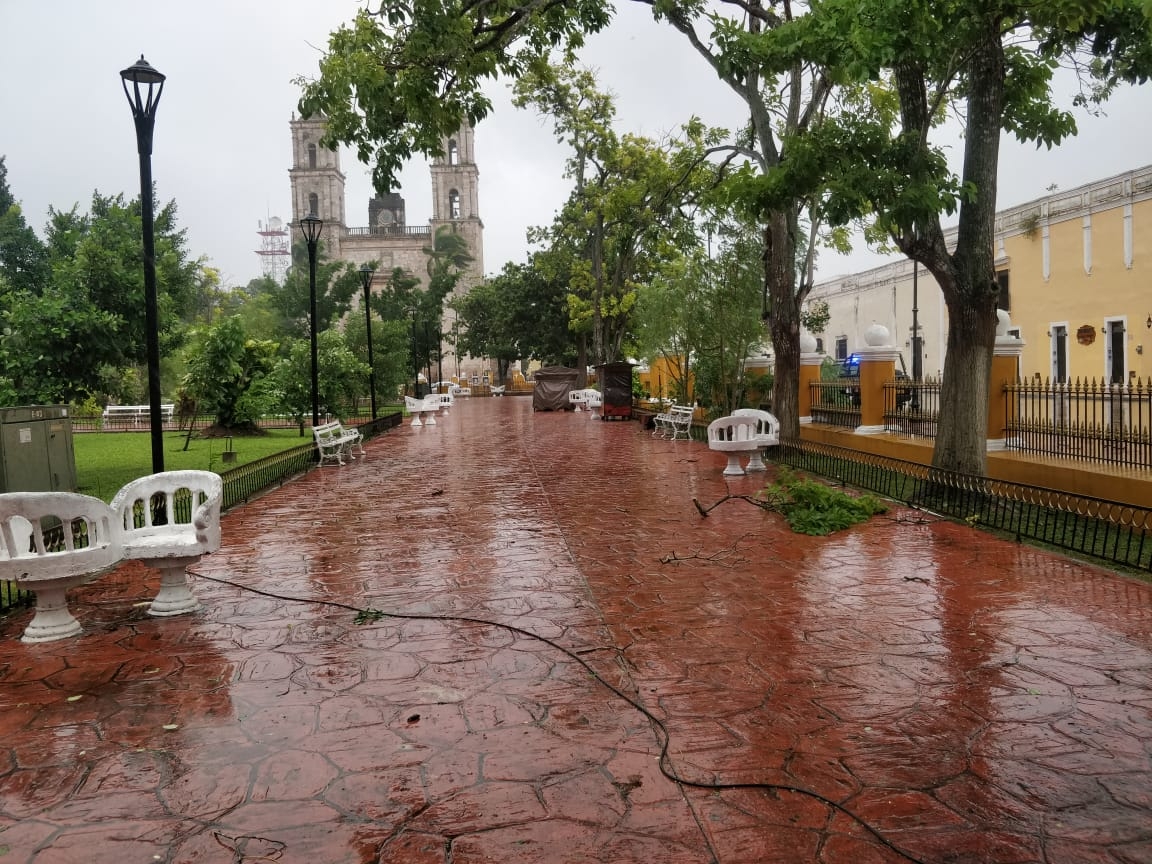 Valladolid se quedó por más de dos horas sin energía eléctrica y sus comisarias sufrieron serias inundaciones