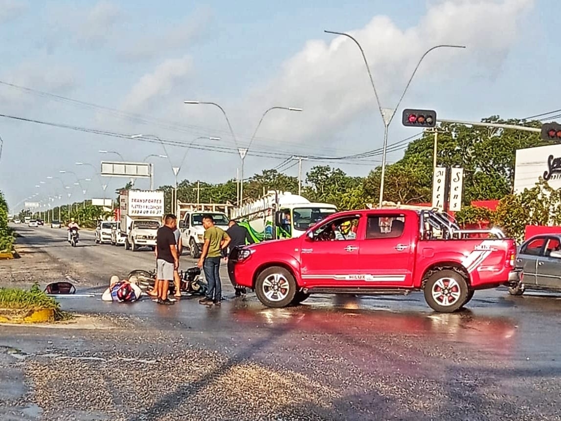 El hombre junto a su motocicleta quedó tendido sobre el pavimento tras ser impactado El hombre junto a su motocicleta quedó tendido sobre el pavimento tras ser impactado