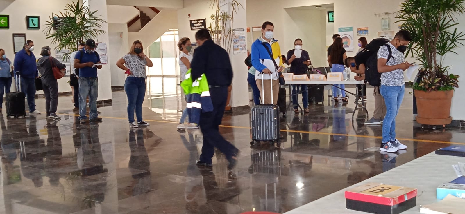 Adicional al cuestionario todas las personas deben portar cubrebocas, ponerse gel antibacterial y permitir el chequeo de temperatura