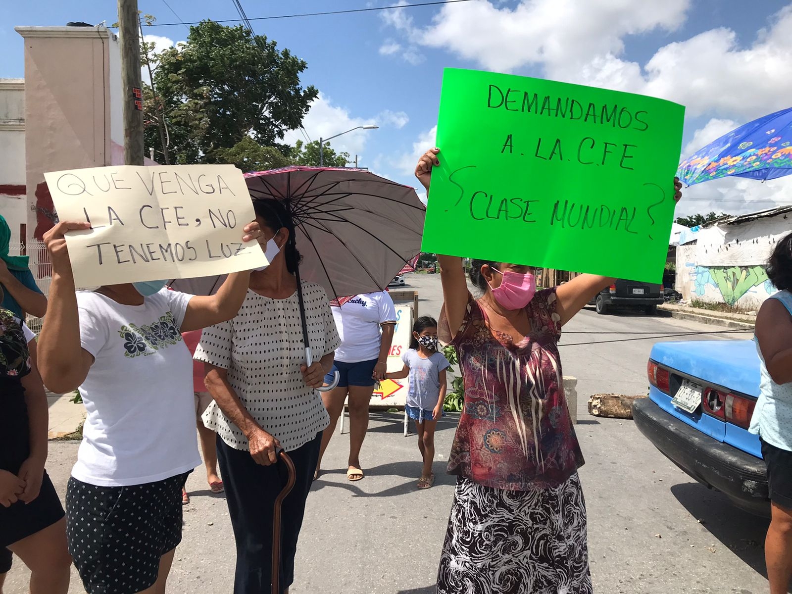 Vecinos exigen a la CFE reconexión de luz en la Región 107 de Cancún