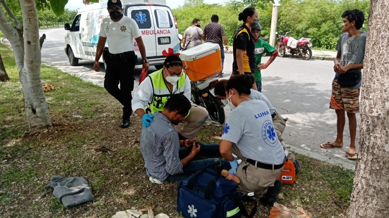 Al ver lo que estaba ocurriendo, conductores que iban circulando se acercaron a auxiliarlo Al ver lo que estaba ocurriendo, conductores que iban circulando se acercaron a auxiliarlo