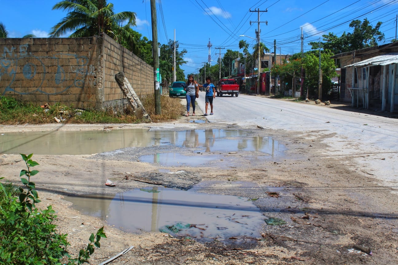 Muchos de los baches han adquirido dimensiones enormes y se han vuelto muy profundos Muchos de los baches han adquirido dimensiones enormes y se han vuelto muy profundos