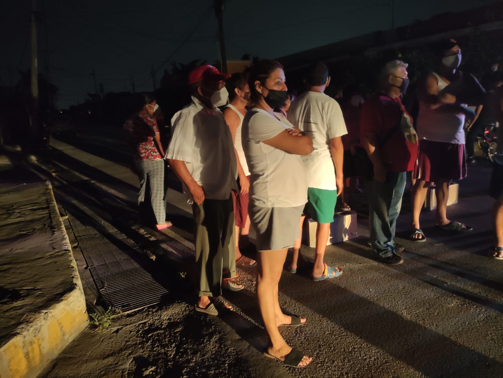 La manifestación se realizó de noche para constatar a la CFE que sus hogares no cuentan con el servicio eléctrico La manifestación se realizó de noche para constatar a la CFE que sus hogares no cuentan con el servicio eléctrico