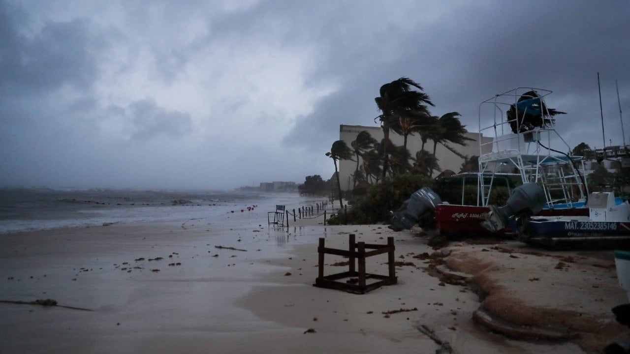 La zona de baja presión mantiene vientos sostenidos máximos de 15 kilómetros por hora, informó el Centro Nacional de Huracanes de EU