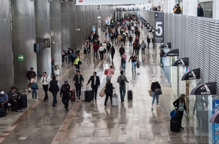 Aerolíneas en el Aeropuerto Internacional de la Ciudad de México (AICM) cancela vuelos por el Huracán Grace Categoría 1