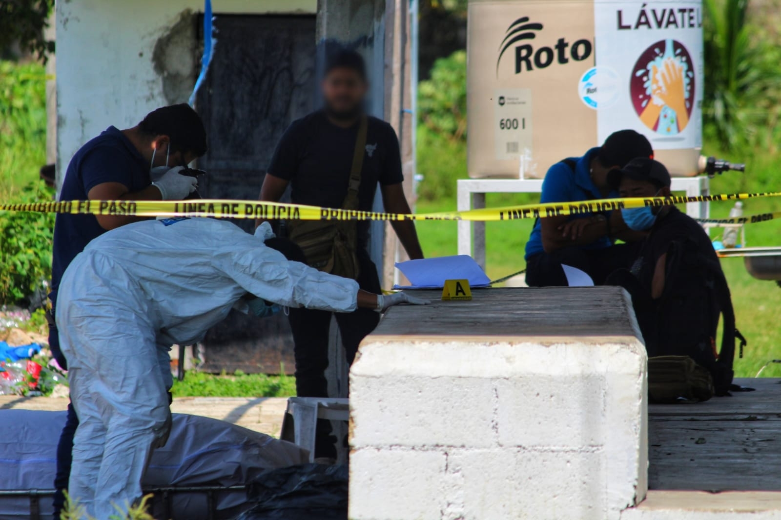 Personal del Semefo realizó el levantamiento del cadáver hallado en el campo de softbol en la delegación Alfredo V. Bonfil Personal del Semefo realizó el levantamiento del cadáver hallado en el campo de softbol en la delegación Alfredo V. Bonfil