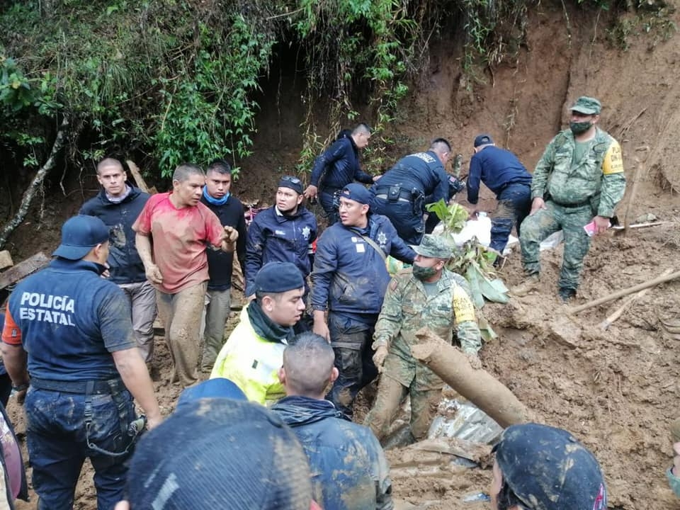 En el lugar del derrumbe en una colonia de Xalapa, elementos de la policía estatal, Guardia Nacional y militares trabajan en las labores de rescate En el lugar del derrumbe en una colonia de Xalapa, elementos de la policía estatal, Guardia Nacional y militares trabajan en las labores de rescate