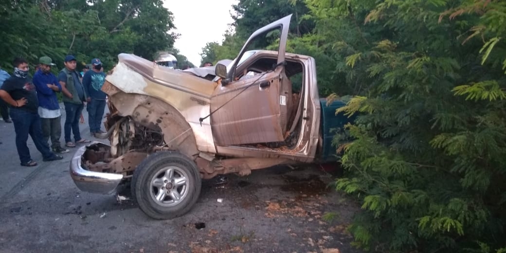 Un menor y su madre quedaron prensados en el vehículo luego del choque en la carretera rumbo a Chiquilá Un menor y su madre quedaron prensados en el vehículo luego del choque en la carretera rumbo a Chiquilá
