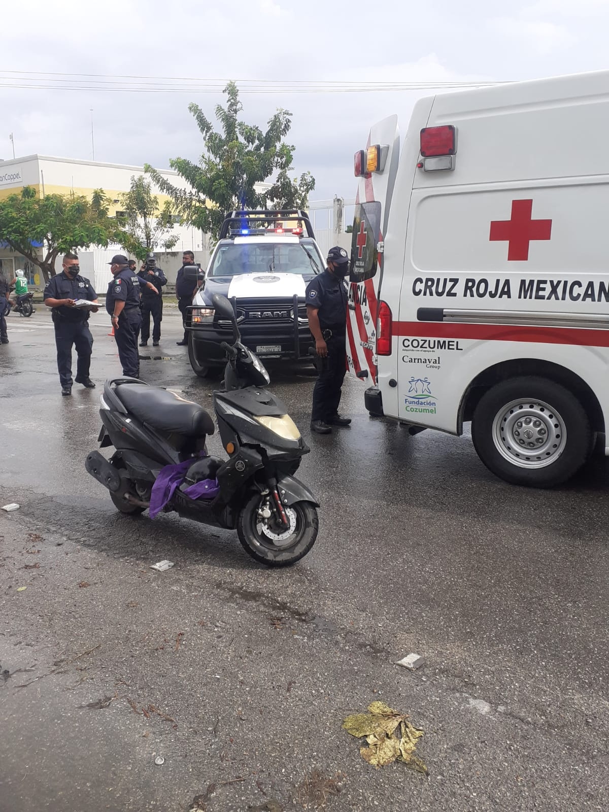 La mujer fue llevada a una clínica para su valoración tras el fuerte impacto