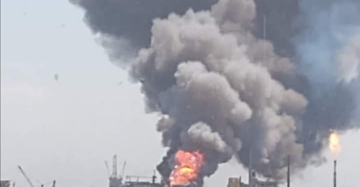 Pemex reporta incendio de la plataforma Ku Alfa, en Campeche, México
