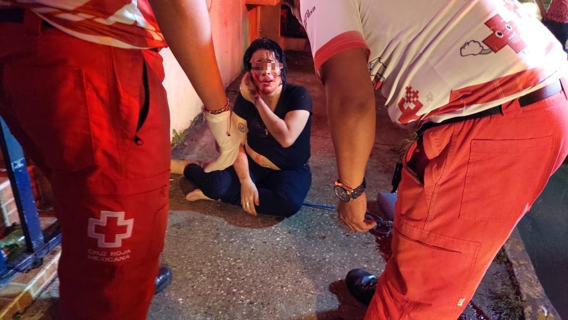 La mujer escapó de una fiesta, cuando observó que le colocaron algo en su bebida