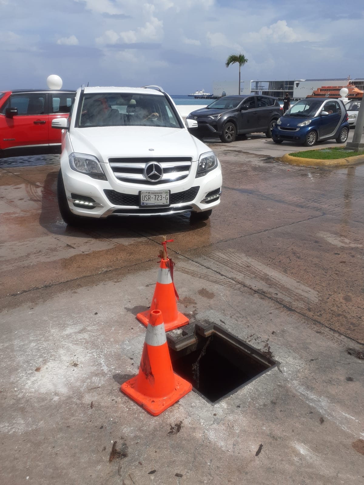 Por fortuna, no se suscitó ningún accidente y hoy la alcantarilla se encuentra delimitada por unos conos