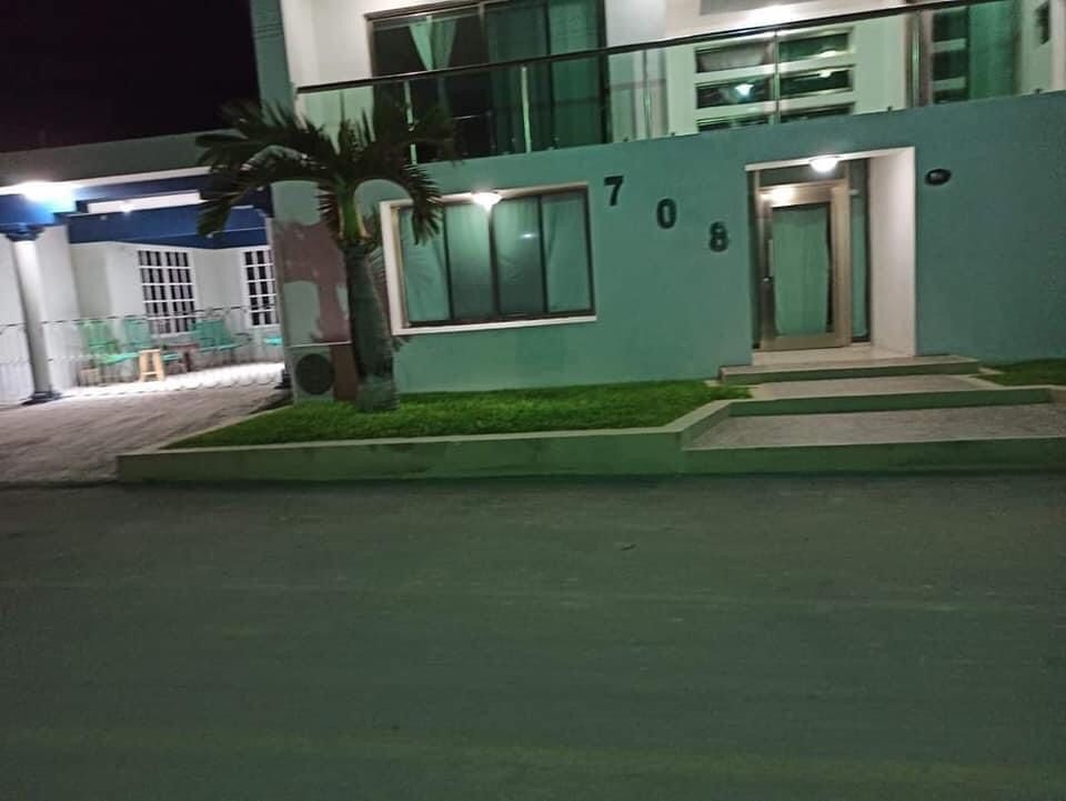 Los vecinos fotografiaron la zona donde se ubica la casa, y que invade la baqueta, bloqueando el paso en Bacalar Los vecinos fotografiaron la zona donde se ubica la casa, y que invade la baqueta, bloqueando el paso en Bacalar
