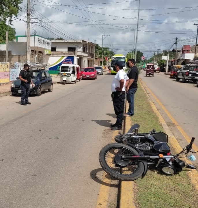 El motociclista fue traslado al hospital integral para su revisión médica El motociclista fue traslado al hospital integral para su revisión médica