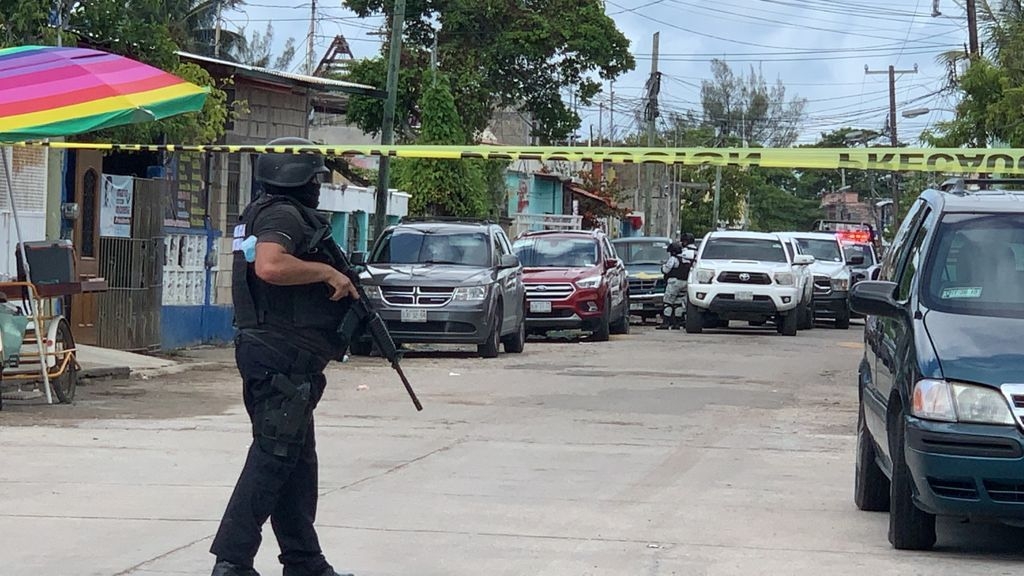 Elementos de seguridad fuertemente armados cercaron la vialidad en busca de narcóticos en dos colonias de la isla