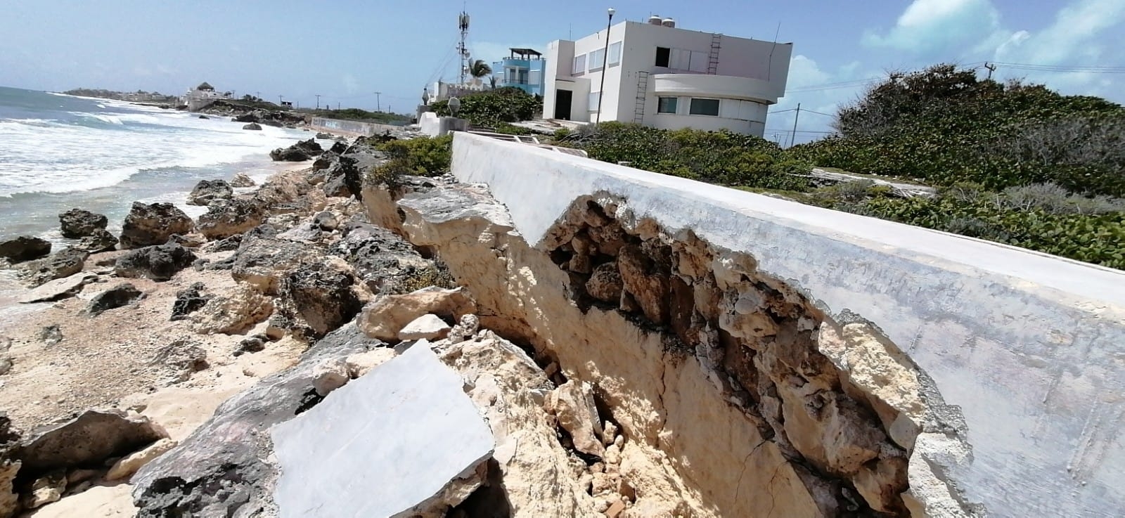 La fuerza del mar también rompió rocas y parte de lo que quedaba del andador que se había reconstruido en 2006 La fuerza del mar también rompió rocas y parte de lo que quedaba del andador que se había reconstruido en 2006