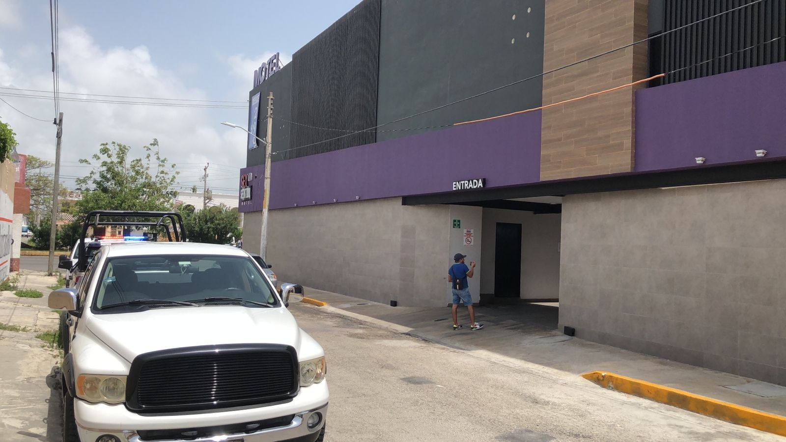 Empleados hallan a un travesti ahorcado en el motel Sexto Sentido de Cancún Empleados hallan a un travesti ahorcado en el motel Sexto Sentido de Cancún