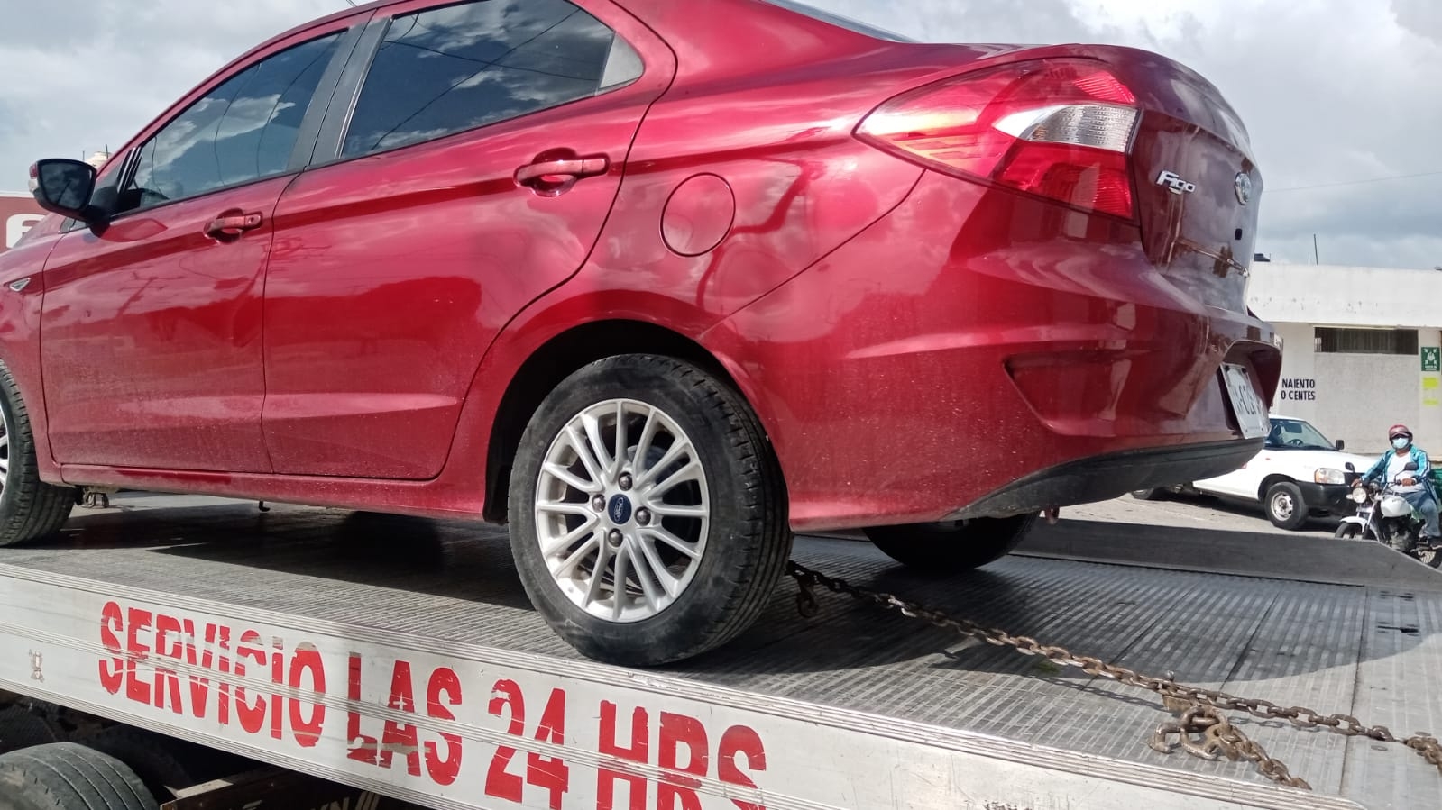 El auto fue dejado desde a madrugada de este martes y fue reportado como abandonado El auto fue dejado desde a madrugada de este martes y fue reportado como abandonado