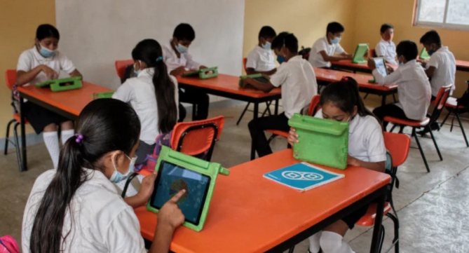 Las becas están dirigidas a estudiantes de educación primaria y secundaria inscritos en las escuelas públicas del estado de Yucatán.