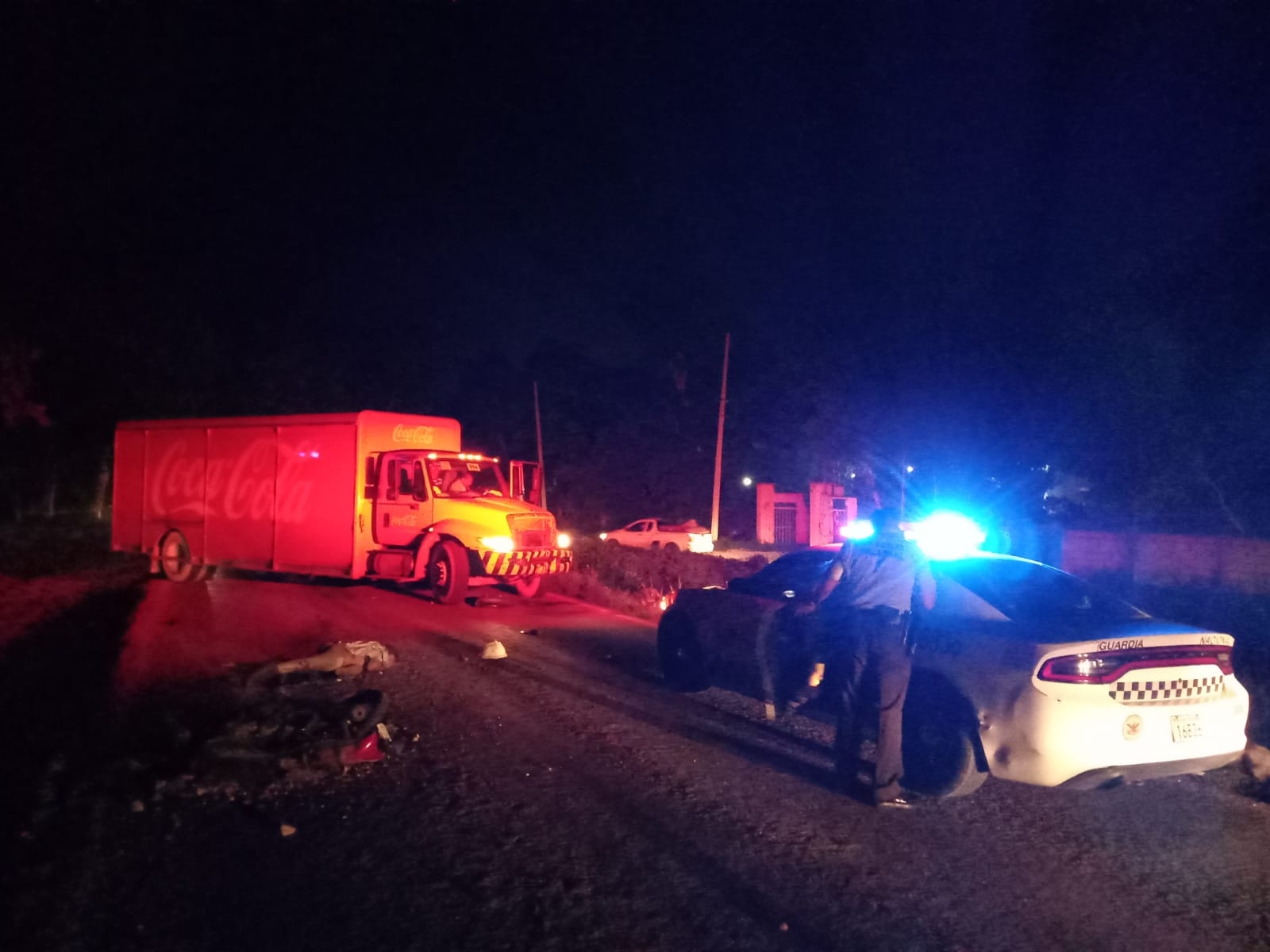 Tras el fuerte impacto, el hombre y la motocicleta comenzaron a incendiarse Tras el fuerte impacto, el hombre y la motocicleta comenzaron a incendiarse