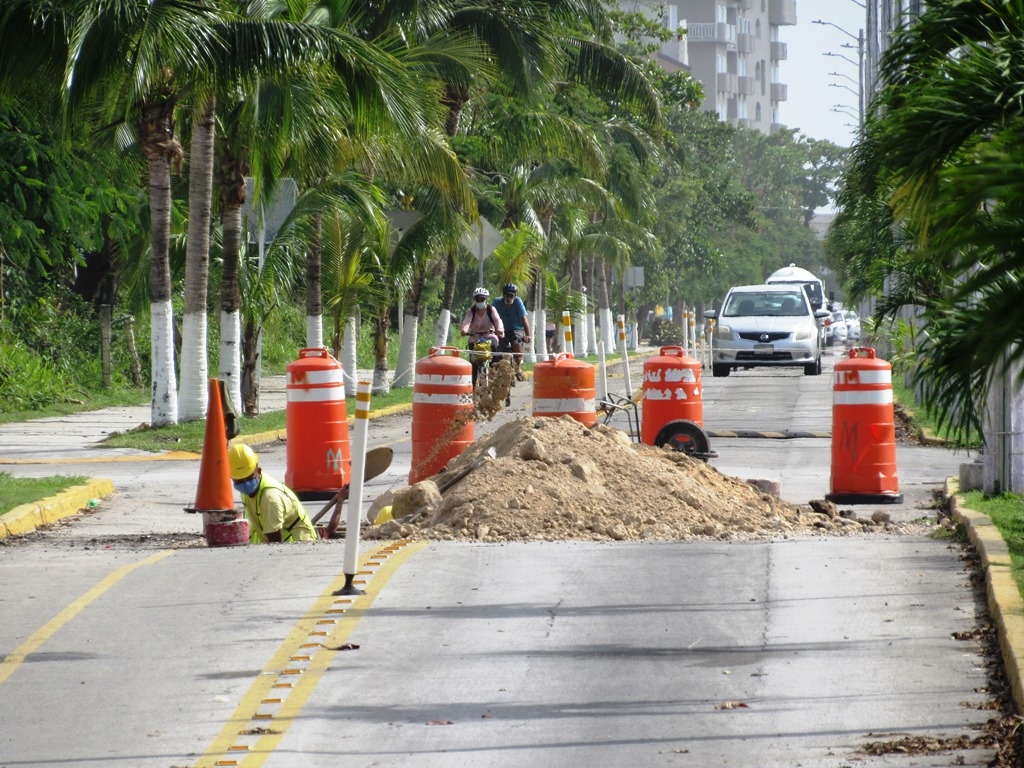 La vía dañada afectó el tráfico vial durante el tiempo que se retrasó la reparación del hoyanco en Cozumel