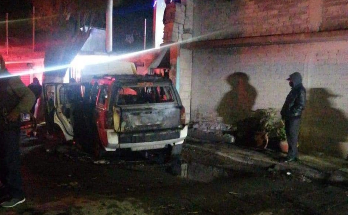 Testigos refieren que en un momento las chispas alcanzaron a los artículos dentro de la camioneta Testigos refieren que en un momento las chispas alcanzaron a los artículos dentro de la camioneta