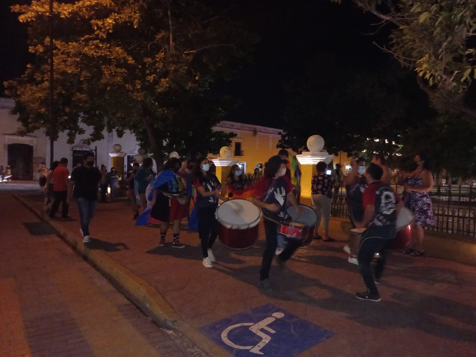 Con batucadas rodearon la plaza y luego bailaron frente a la Fuente de la Mestiza para celebrar su victoria