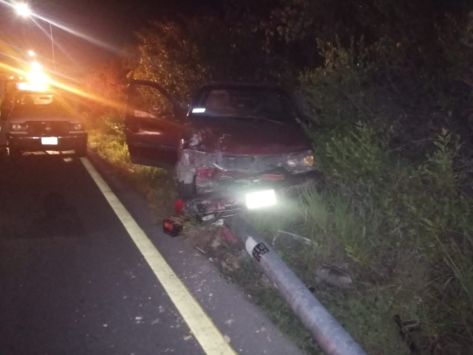 OPolicías permanecieron largo rato después del accidente para evitar un segundo choque con los restos del vehículo en carretera OPolicías permanecieron largo rato después del accidente para evitar un segundo choque con los restos del vehículo en carretera