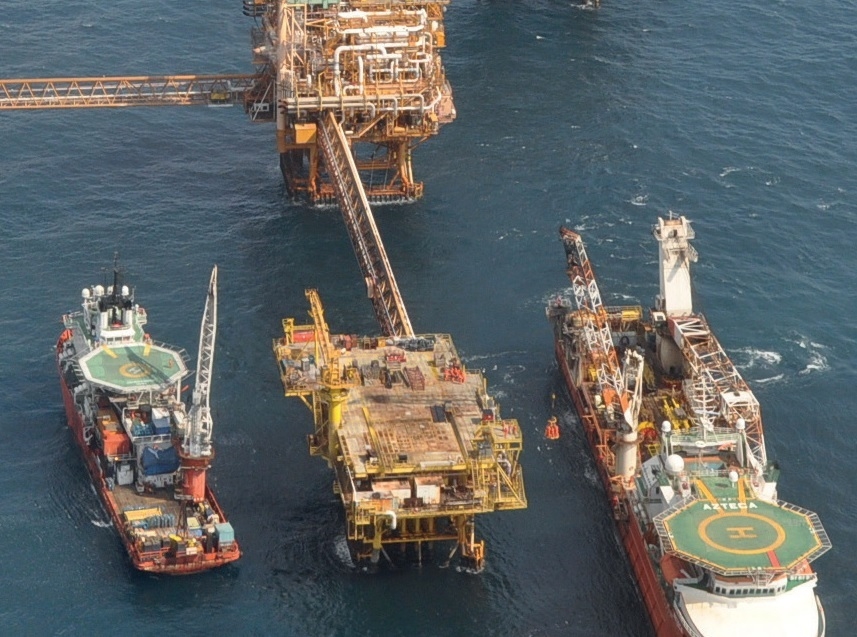 La fricción del gas o algún “esparrago” o la tuerca de un “esparrago” que haya caído produjo la chispa que generó la explosión