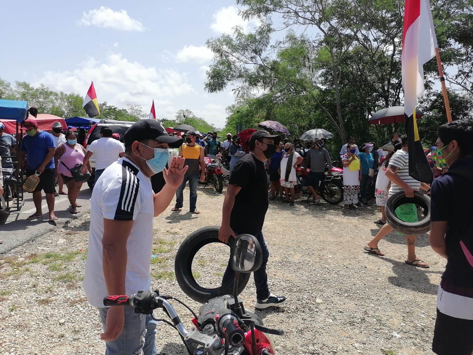 Con llantas, pancartas y banderas, pobladores llegaron al entronque de entrada a la granja