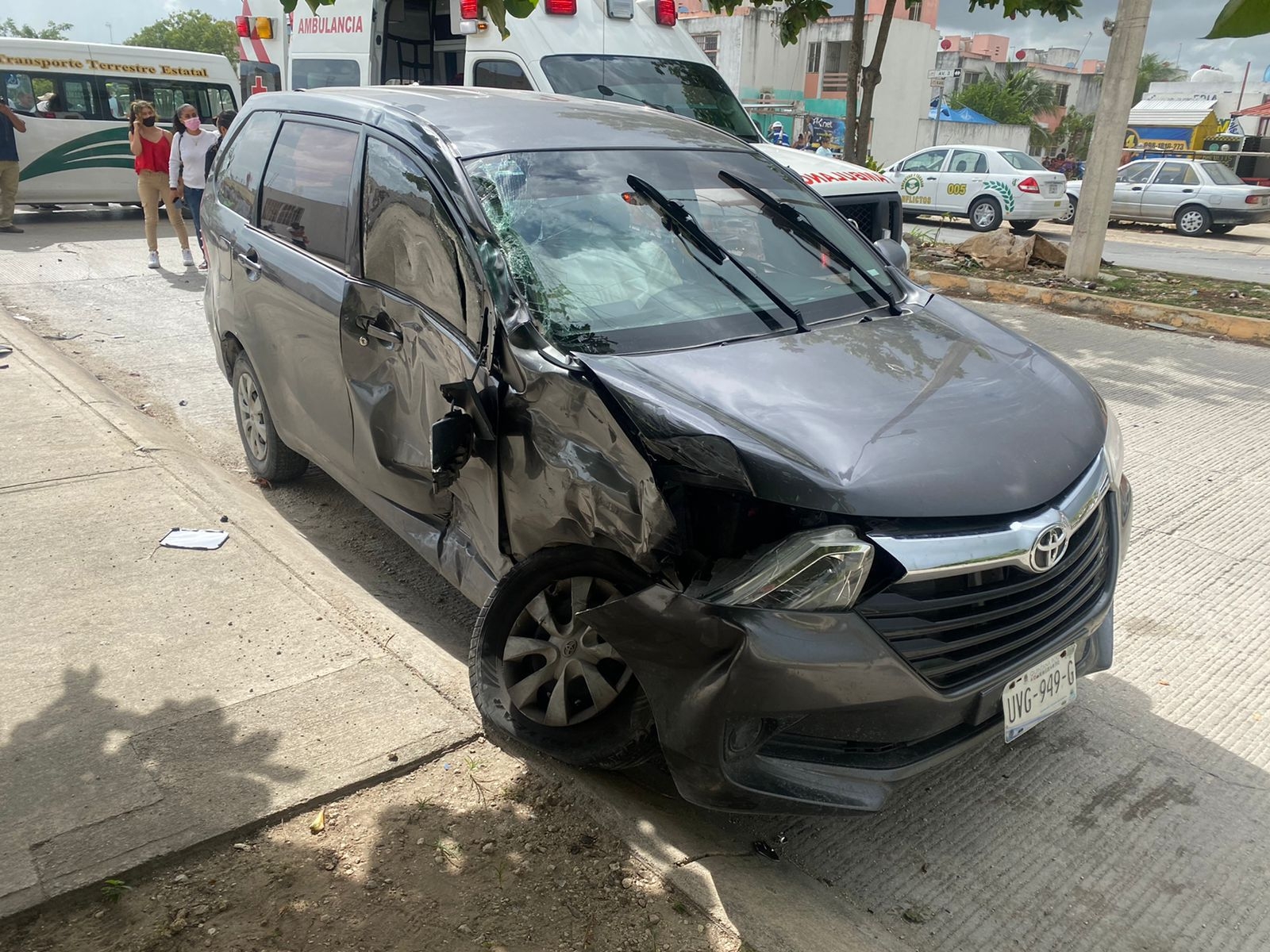 Choque entre un carro y una combi en Cancún deja 10 personas lesionadas