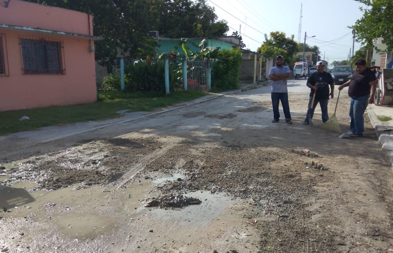 Debido a que autoridades no responden a las denuncias, vecinos se reunieron para cubrir los baches de la calle por sus medios Debido a que autoridades no responden a las denuncias, vecinos se reunieron para cubrir los baches de la calle por sus medios