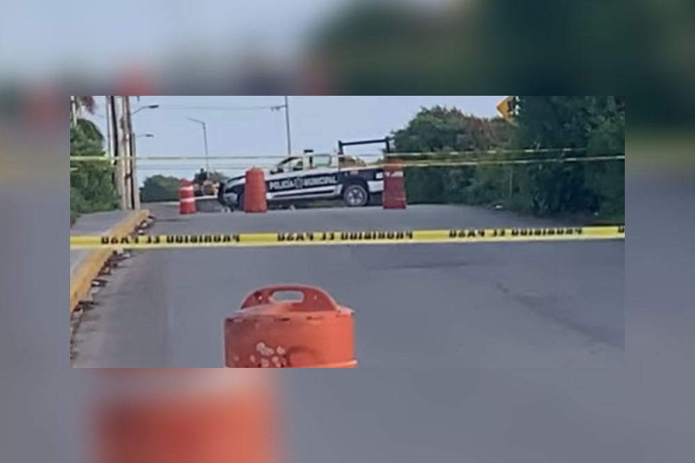 Las autoridades acordonaron la zona donde se reportó la ubicación del cadáver embolsado en Isla Mujeres Las autoridades acordonaron la zona donde se reportó la ubicación del cadáver embolsado en Isla Mujeres