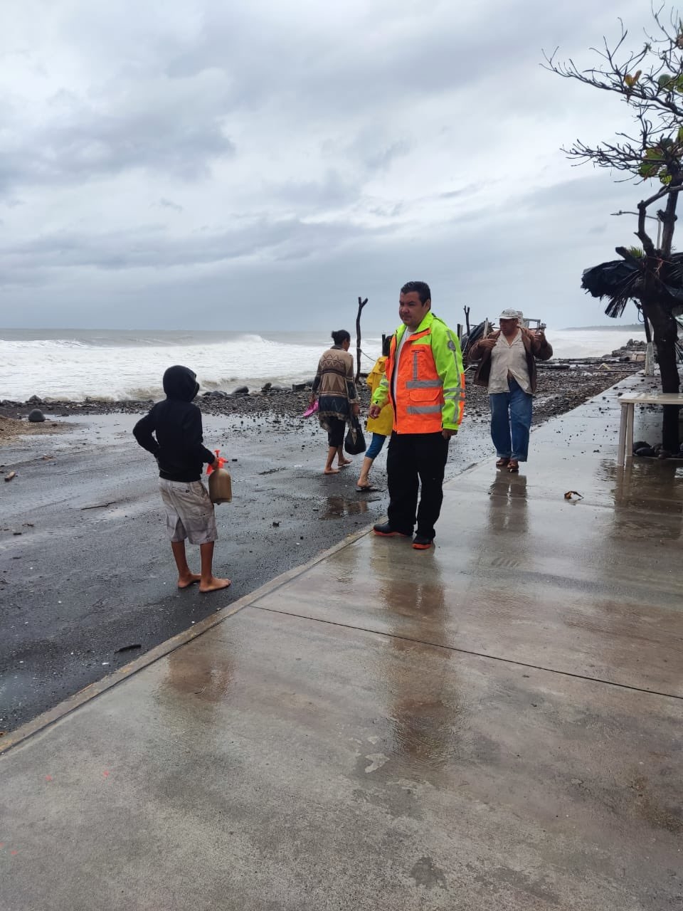 El viento ocasionó que la marea suba e inundara caminos y algunas casas del lugar