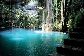Los cenotes son ofrecidos al interior del pueblo de Cuzamá, Yucatán, con anuncios improvisados