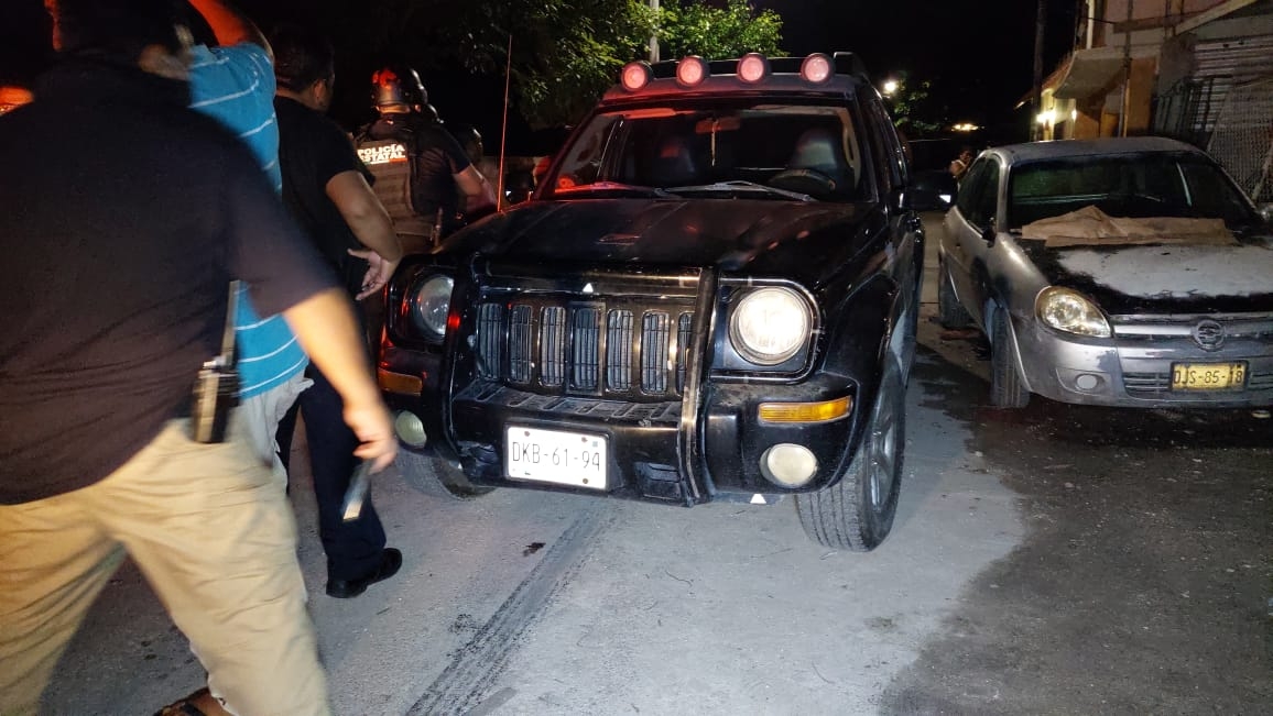 Elementos de policía aseguraron una camioneta, pero no hubo detenidos ya que se encontraban dentro de su hogar