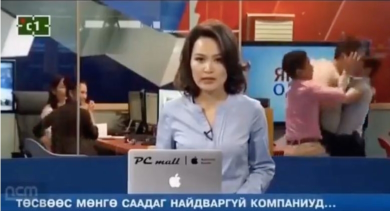 La conductora continuó informando de las noticias a pesar de la plea que se desarrollaba a sus espaldas La conductora continuó informando de las noticias a pesar de la plea que se desarrollaba a sus espaldas