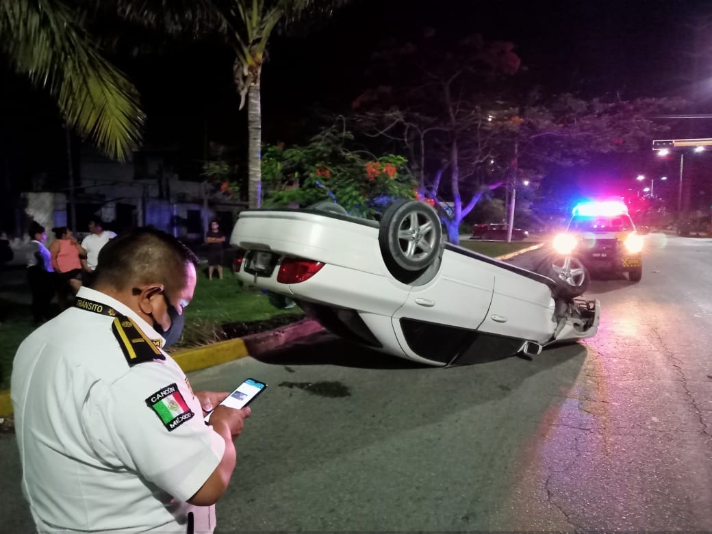 Según el conductor una falla mecánica lo hizo perder el control y golpear la guarnición del camellón que divide los carriles Según el conductor una falla mecánica lo hizo perder el control y golpear la guarnición del camellón que divide los carriles