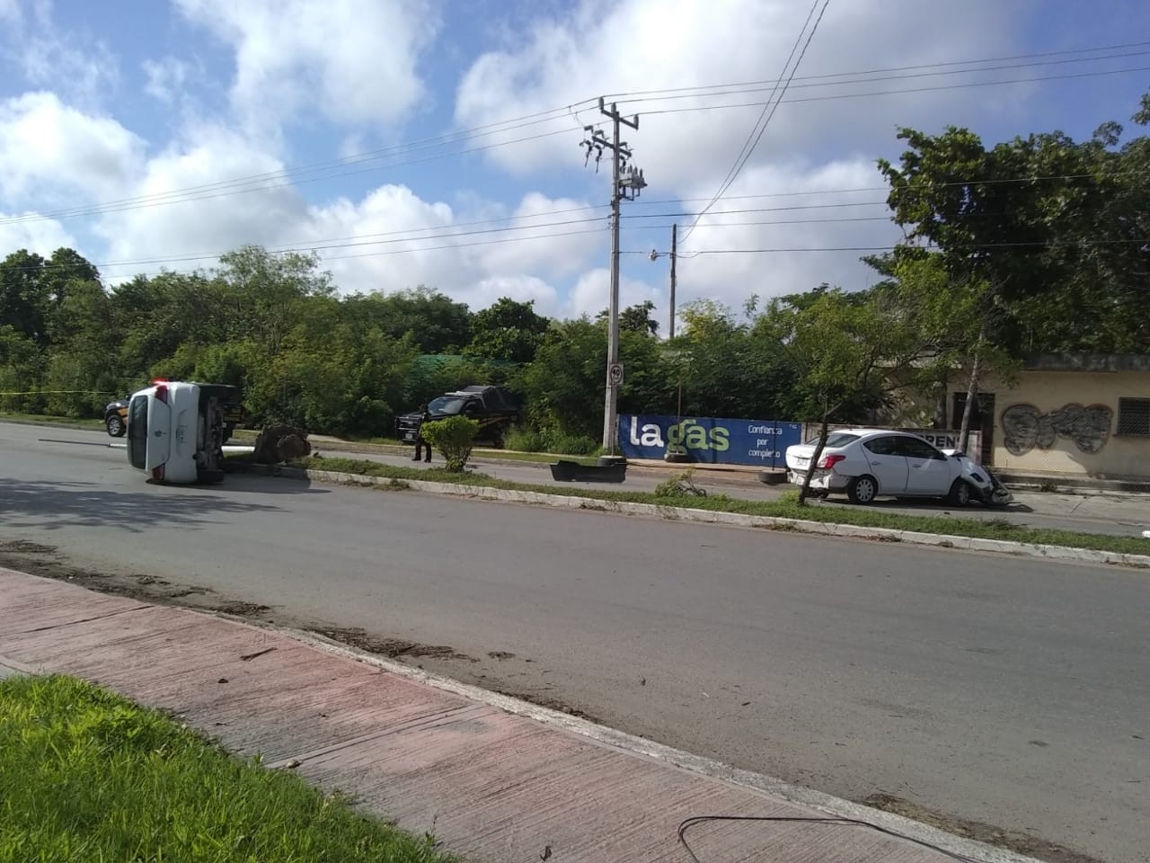 El Gol se estrelló con la base de concreto de un poste de alumbrado público, el cual derribó