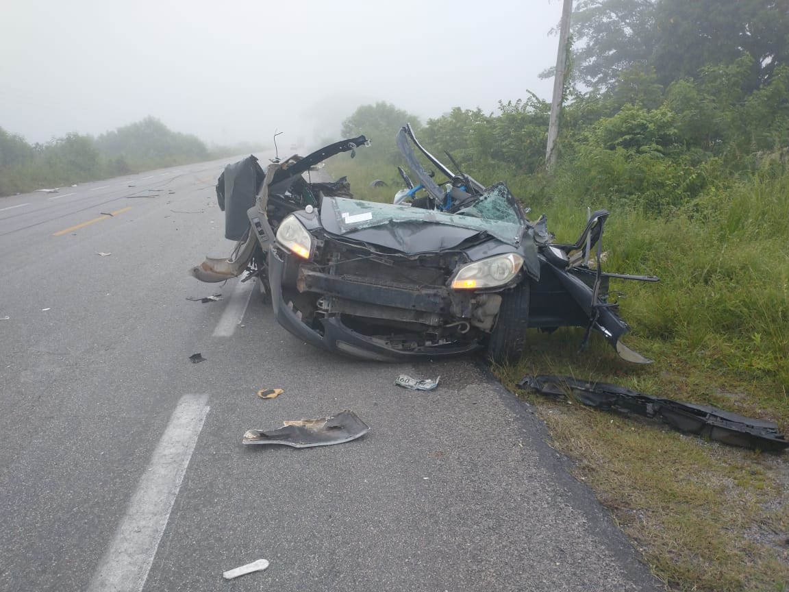 La camioneta de lujo quedó completamente destrozada La camioneta de lujo quedó completamente destrozada
